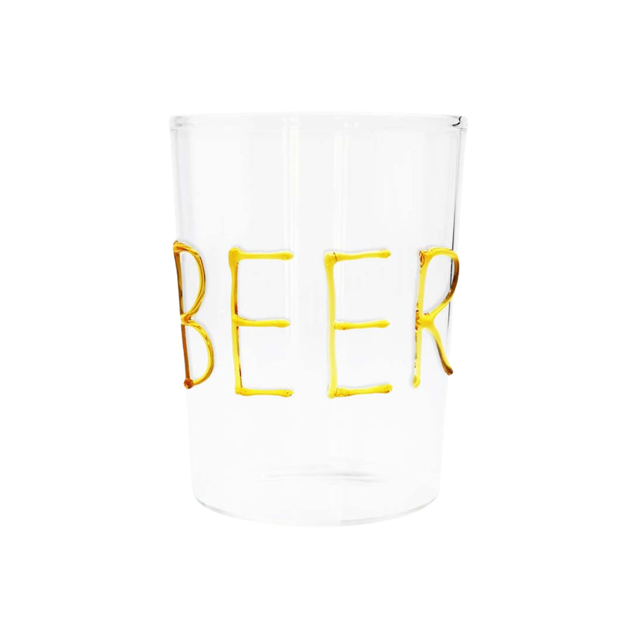 Bicchiere di birra con scritta beer oro su sfondo bianco.