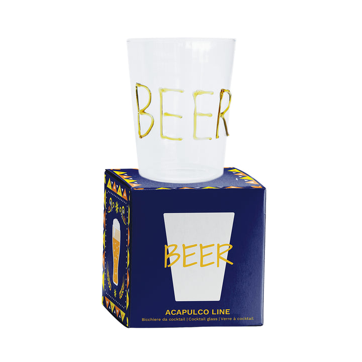 Bicchiere da cocktail con scritta beer oro su scatola blu. Sfondo bianco.