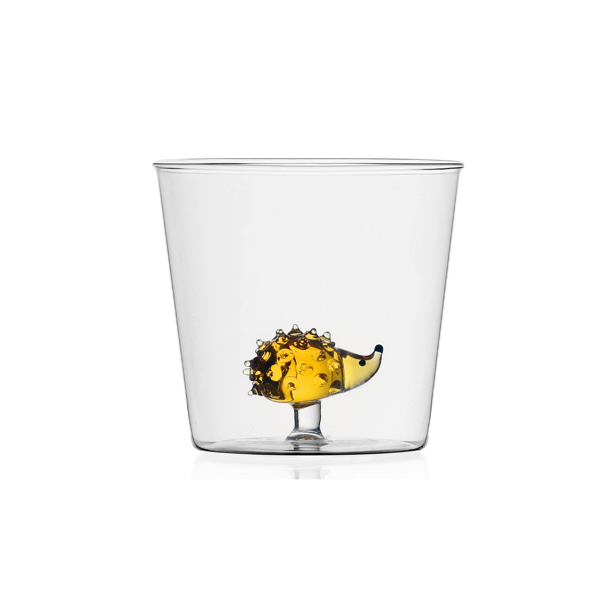 Un bicchiere in vetro trasparente con riccio sospeso. Immagine su sfondo bianco