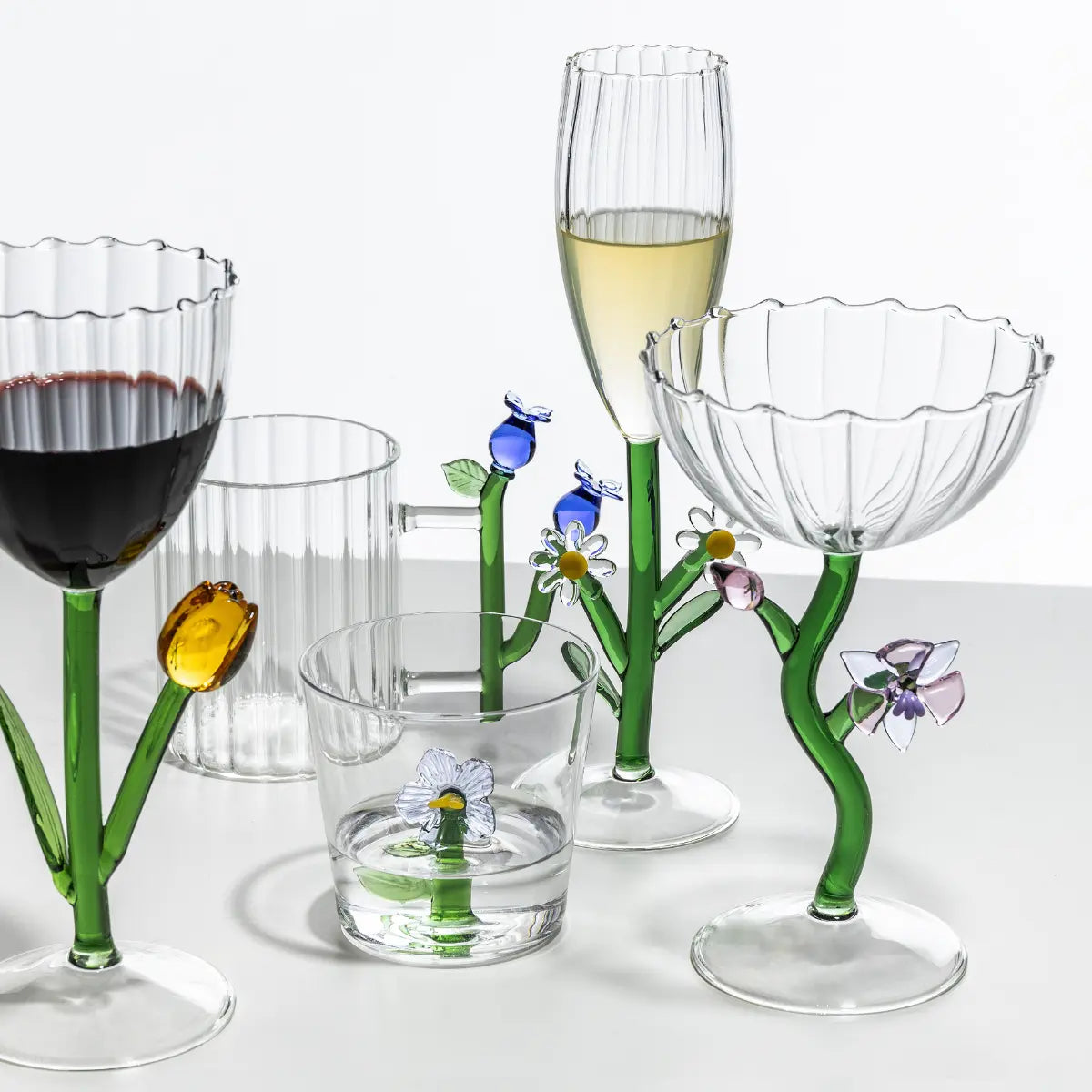Diversi bicchieri della collezione Botanica di Ichendorf con dettagli floreali lavorati al lume.