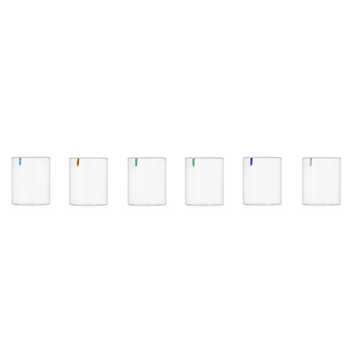 Set di 6 bicchieri trace in vetro con dettagli a goccia colorati. Sfondo bianco 