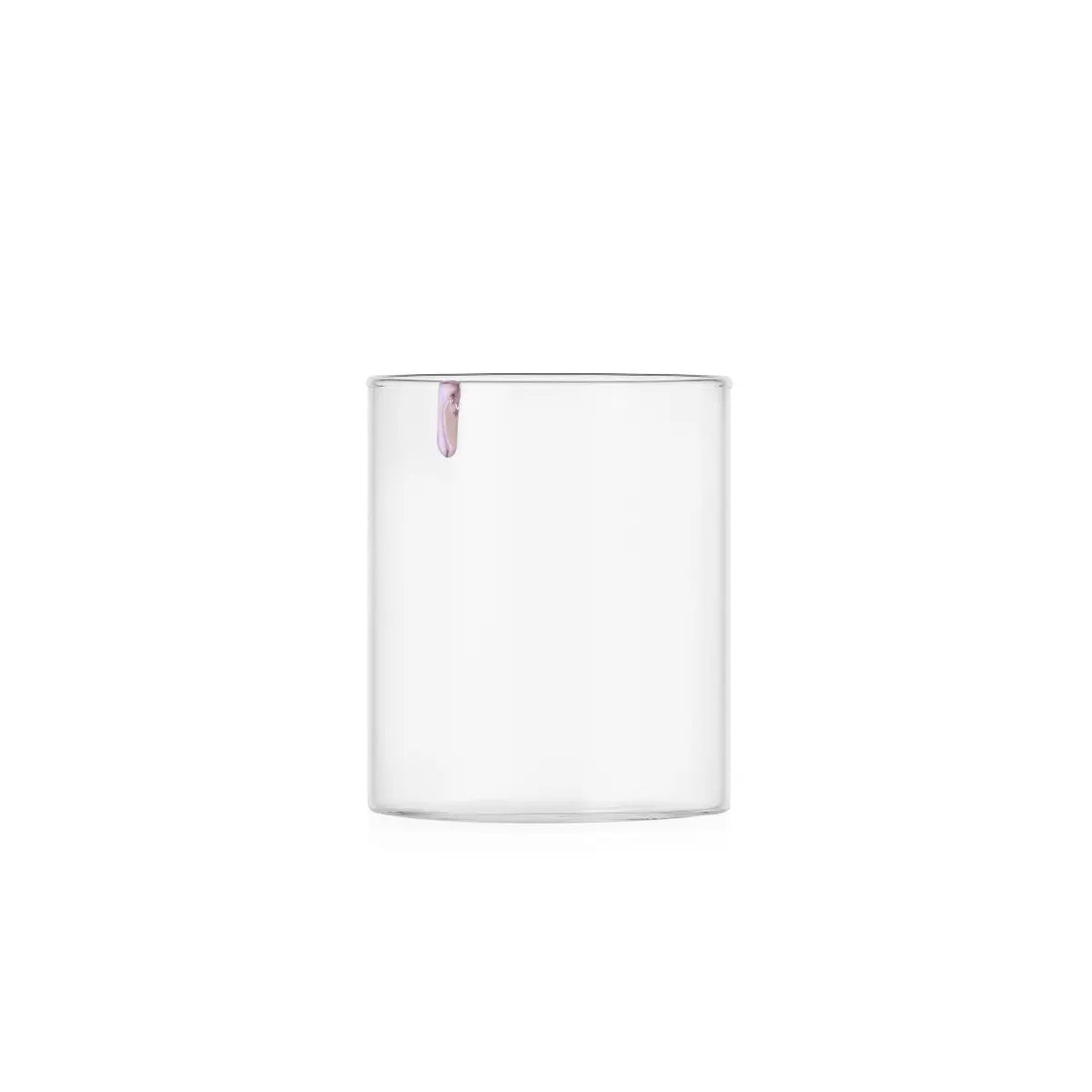 Bicchiere di vetro con goccia in vetro rosa. Sfondo bianco 