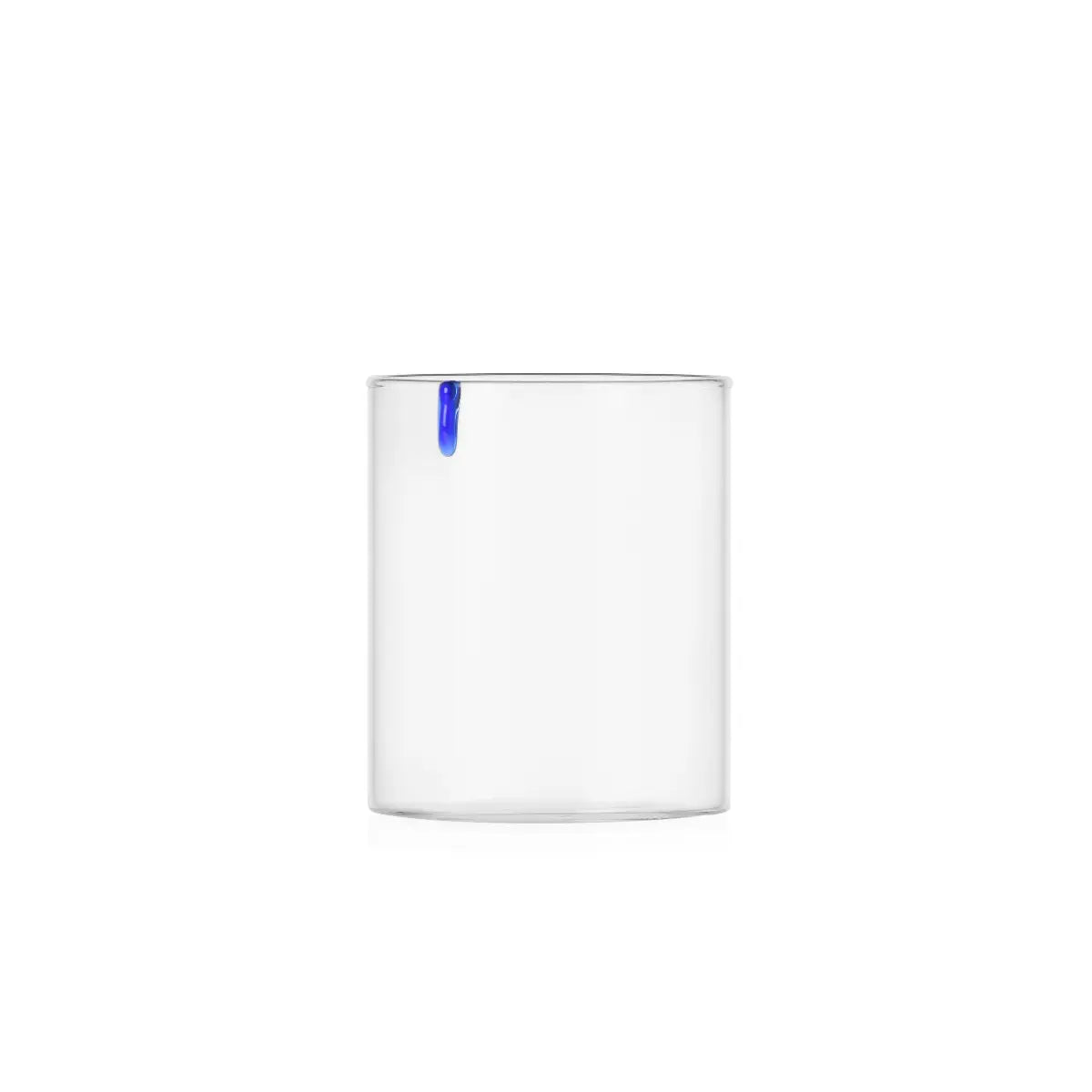 Bicchiere di vetro con goccia in vetro blu. Sfondo bianco 