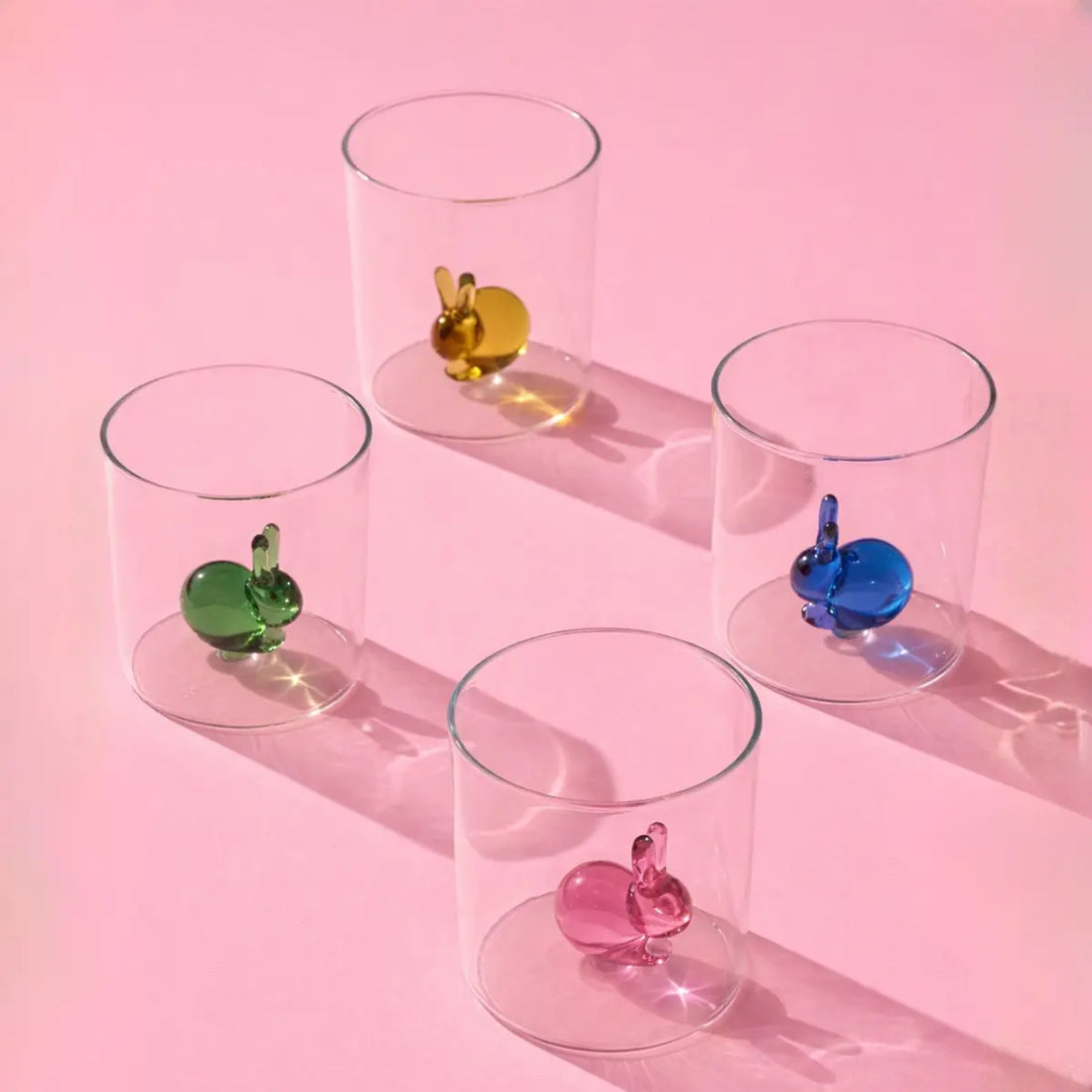 Bicchiere in vetro con coniglio della collaborazione Qeeboo x Ichendorf. Sfondo rosa
