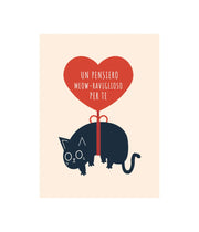 Biglietto rosa con gatto nero appeso a cuore rosso con scritta interna bianca. Sfondo bianco