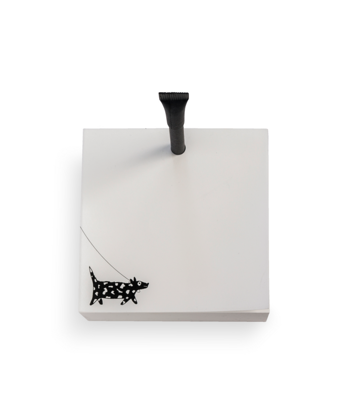 Blocknote bianco con disegno nero cane al guinzaglio. Penna nera di design. Sfondo bianco.