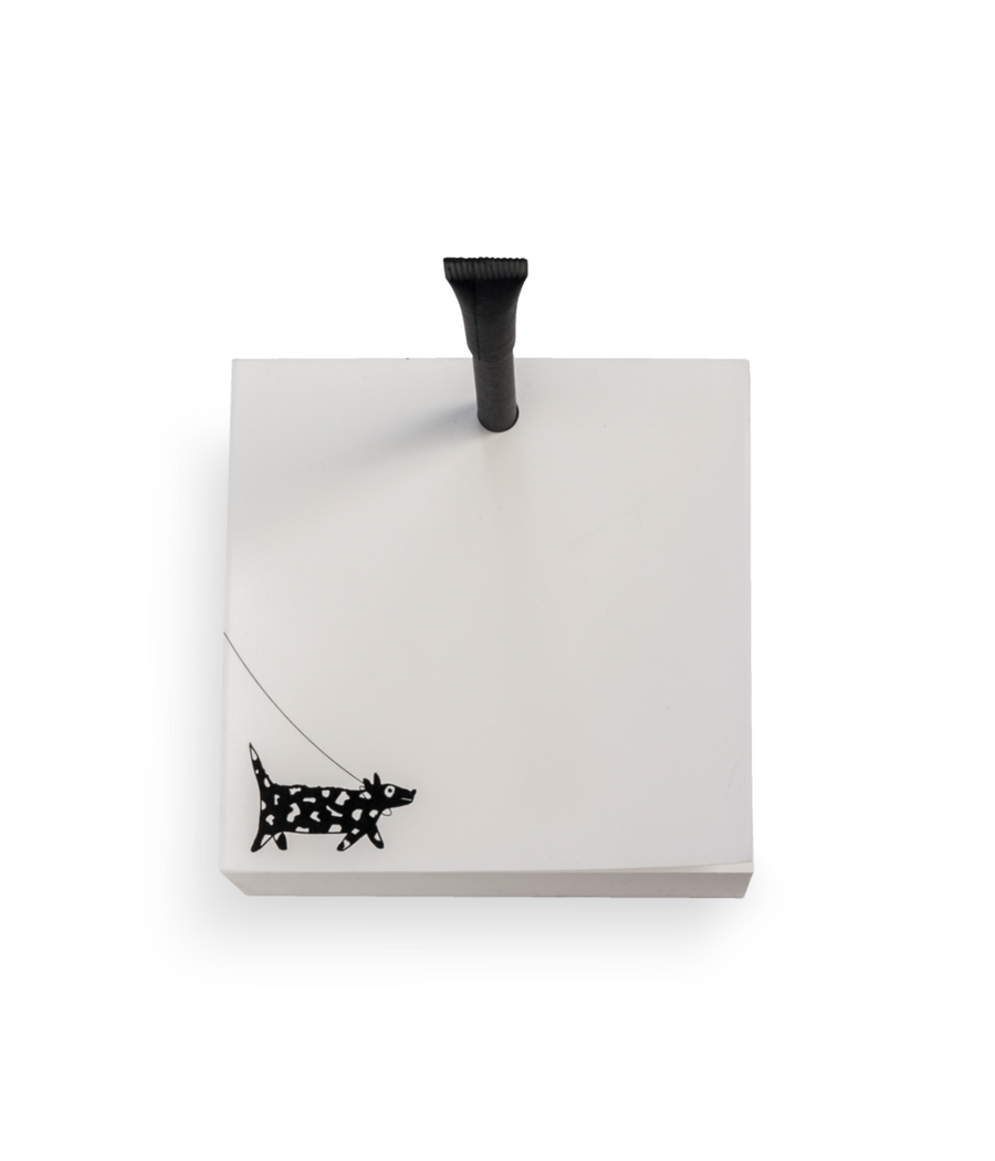 Blocknote bianco con disegno nero cane al guinzaglio. Penna nera di design. Sfondo bianco.