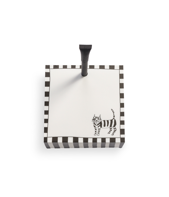 Blocknote bianco con disegno nero gatto, cornice bianca e nera. Penna nera di design. Sfondo bianco.
