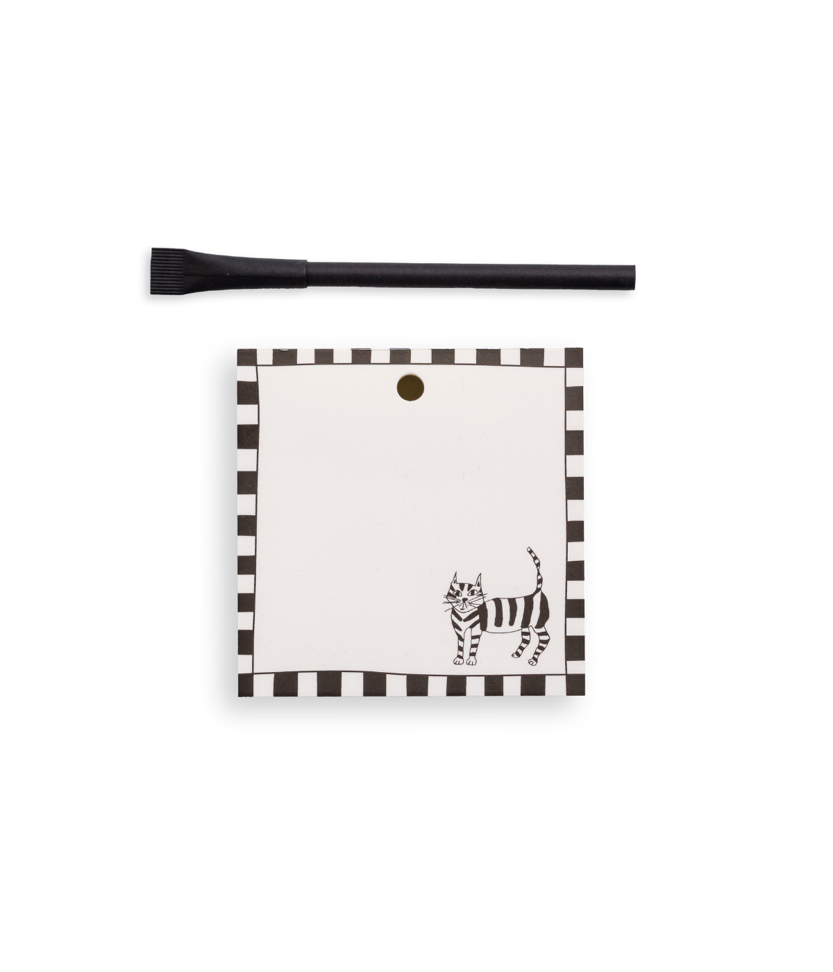 Blocknote bianco con disegno nero gatto, buco porta penna e penna nera di design. Sfondo bianco.