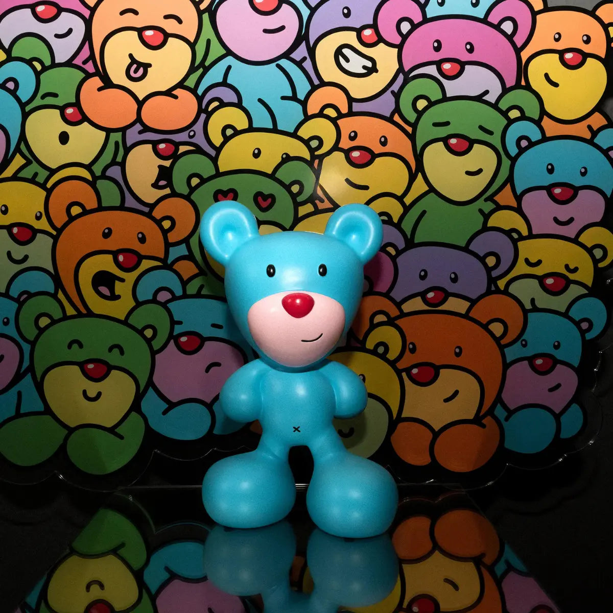 Art toy Blue Bear realizzato in collaborazione con Inbetweeners. La scultura è a forma di un orsetto blu