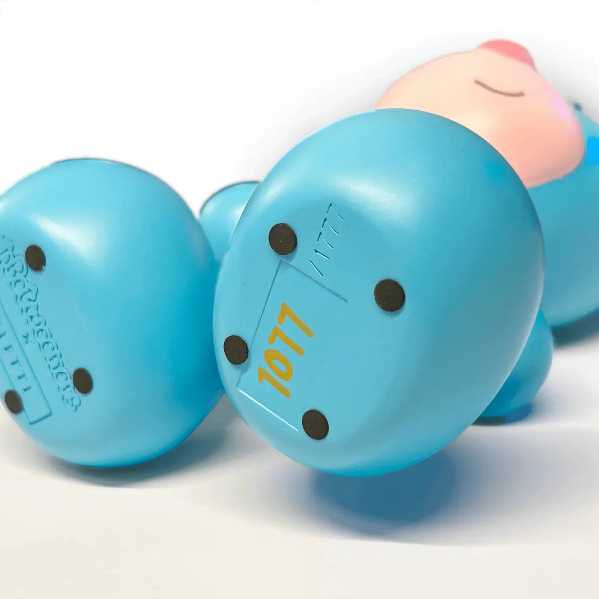 Numerazione della edizione limitata dell'art toy Blue Bear posizionata nella zampa inferiore.