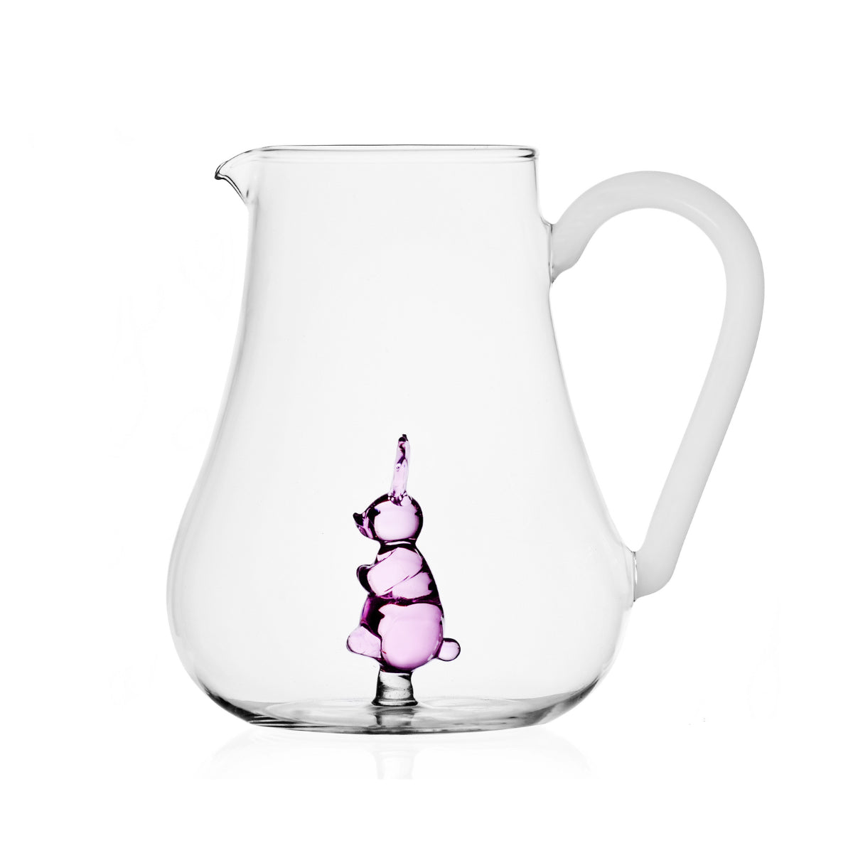 Una brocca in vetro trasparente con coniglio rosa sospeso all'interno. Sfondo bianco
