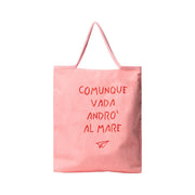 Borsa da spiaggia rosa con scritta in rosso "Comunque vada andrò al mare". Sfondo bianco 