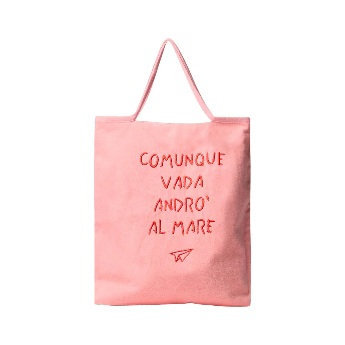 Borsa da spiaggia rosa con scritta in rosso "Comunque vada andrò al mare". Sfondo bianco 