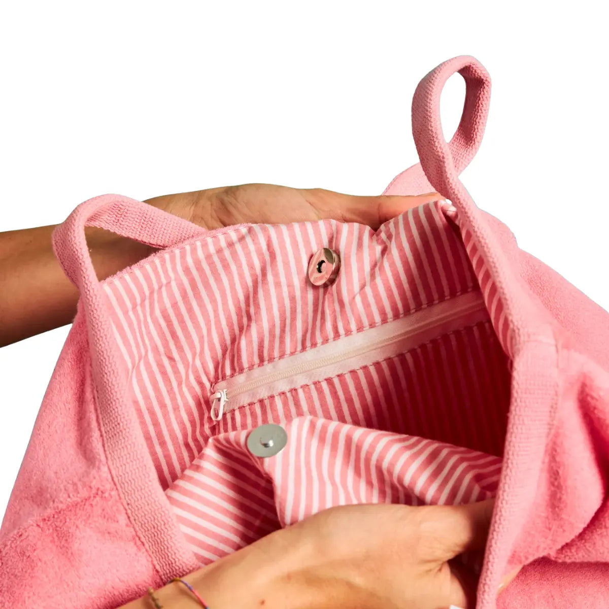 Interno della borsa mare rosa di Linea Daria. Interno con tessuto a righe bianche e rosa, bottone per chiusura e taschino con zip