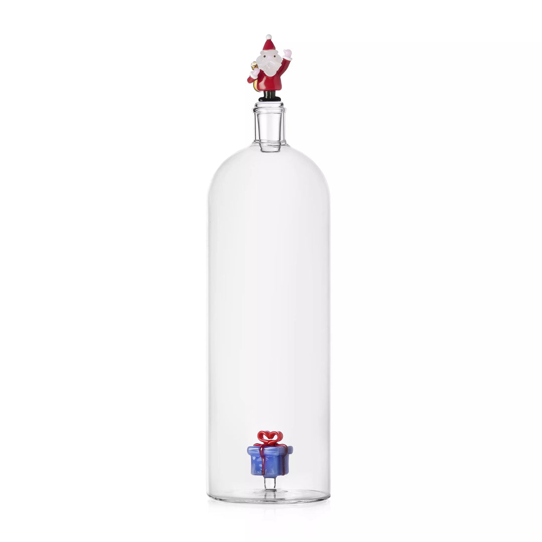 Bottiglia Santa Claus con Babbo Natale sul tappo e un pacchetto regalo sul fondo della bottiglia 