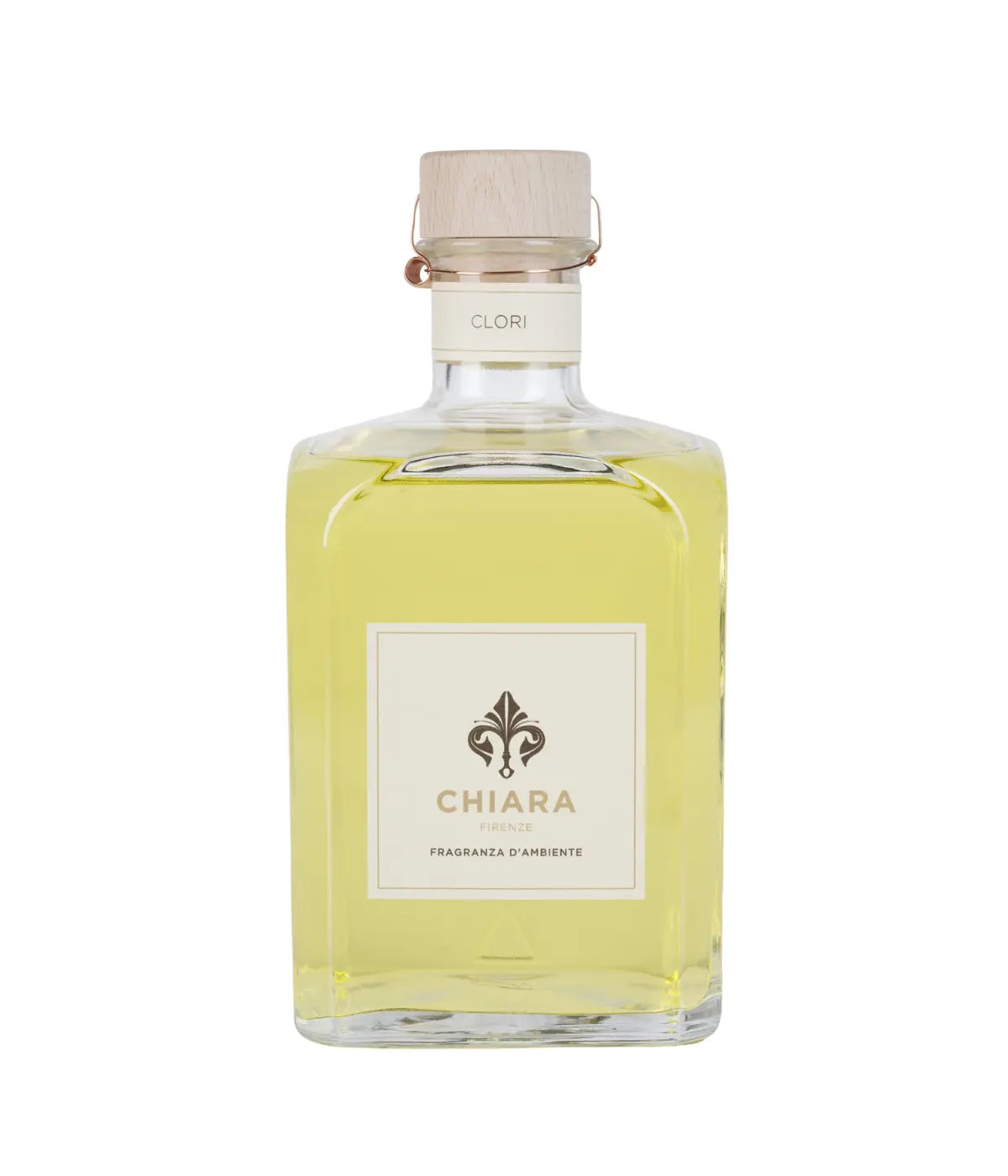 Una bottiglia vetro trasparente con fragranza gialla. Etichetta Chiara Firenze Clori. Sfondo bianco