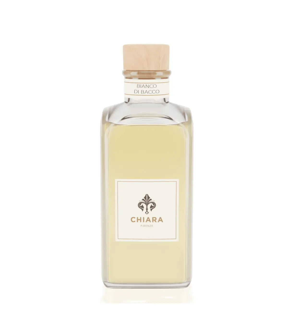 Una bottiglia in vetro trasparente con fragranza beige. Etichetta Chiara Firenze, tappo sughero.