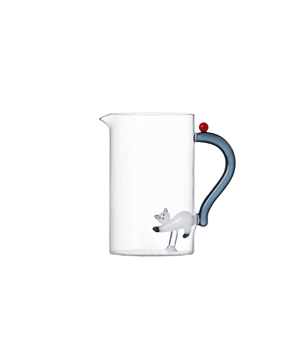 Brocca in vetro trasparente con gattino bianco e grigio sospeso all'interno. Manico grigio von pallina rossa. Sfondo bianco.