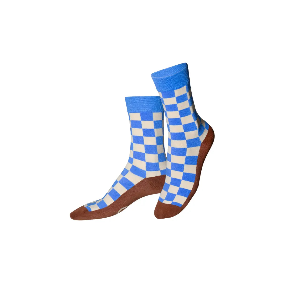 Esempio di calzini che trovi all'interno del bicchiere. Grafica a scacchi bianchi e azzurri con base marrone.