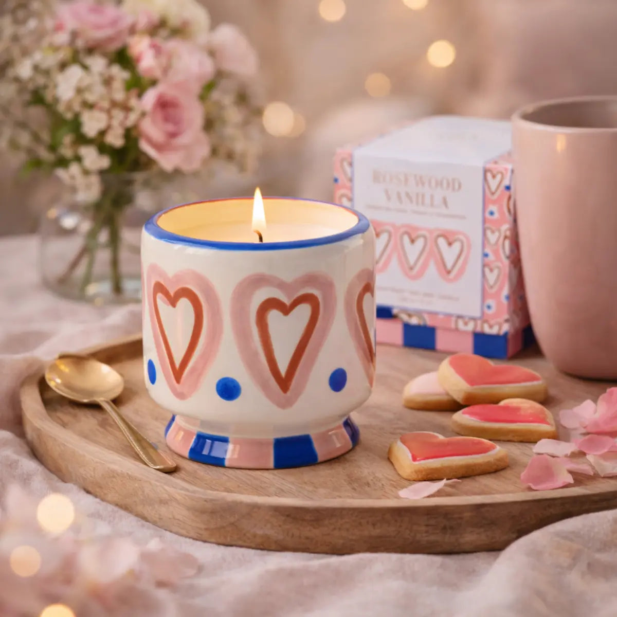 Candela accesa, oltre che rilasciare un ottimo profumo nell'ambiente, diventa anche un accessorio d'arredo.