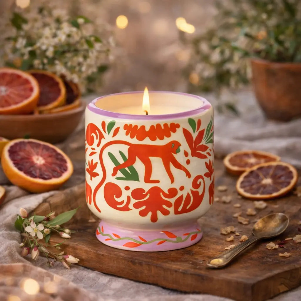 Candela accesa, oltre che rilasciare un ottimo profumo nell'ambiente, diventa anche un accessorio d'arredo.