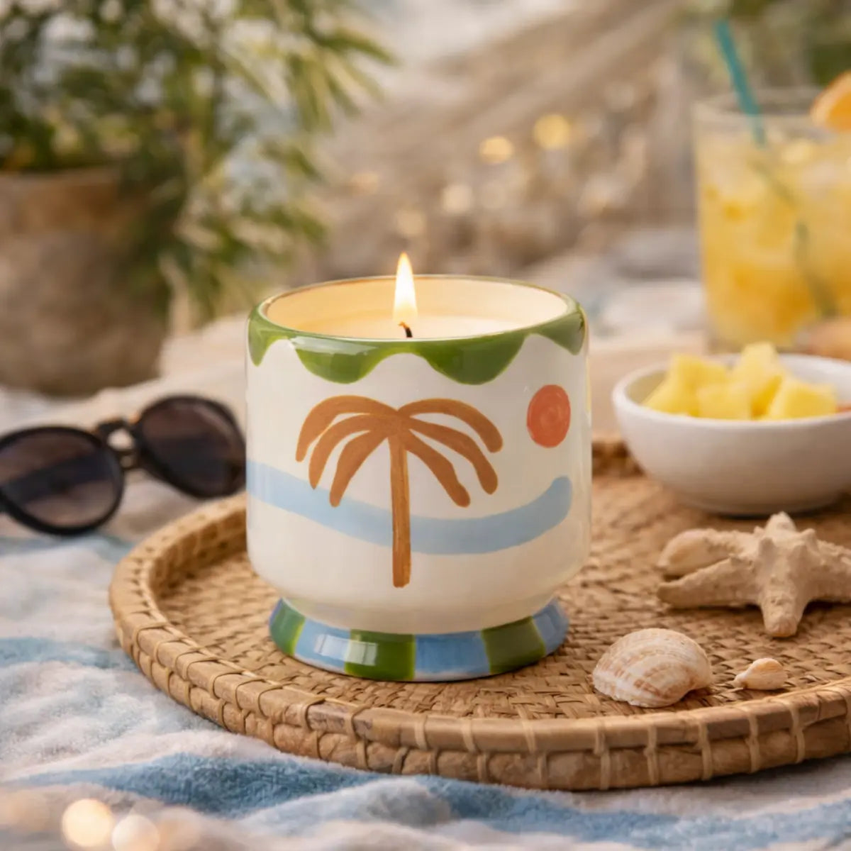 Candela accesa, oltre che rilasciare un ottimo profumo nell'ambiente, diventa anche un accessorio d'arredo.