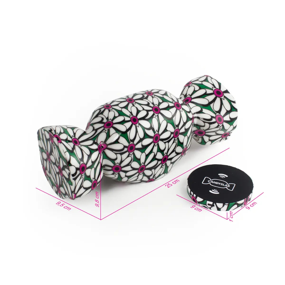 Misure della lampada da tavolo a forma di caramella con base verde e fantasia con fiori bianchi con al centro degli occhi fucsia. Sfondo bianco 