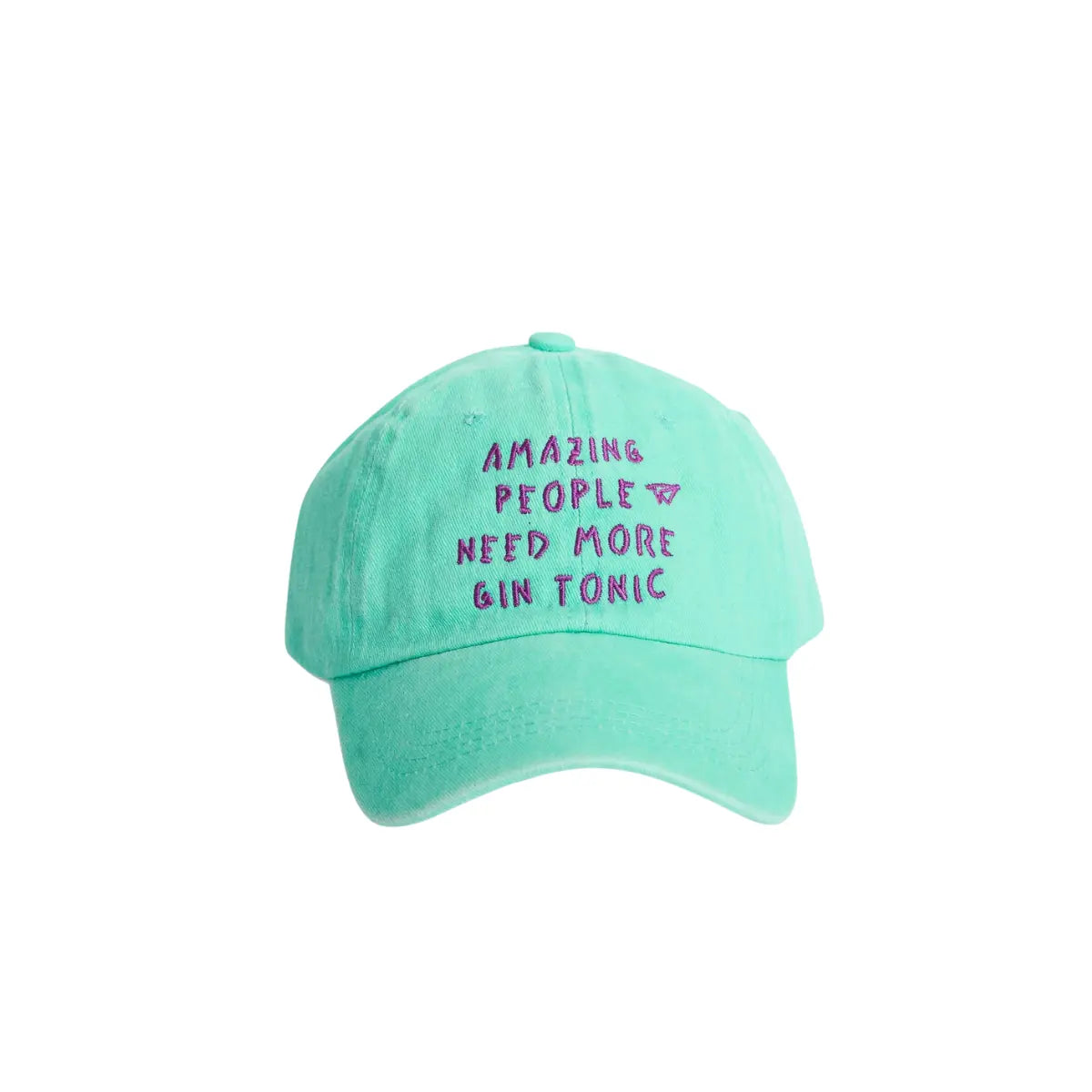 Cappellino con visiera azzurro con scritta viola "Amazing people need more gin tonic". Sfondo bianco 