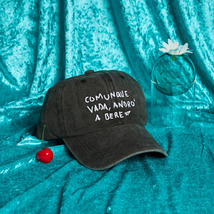 Cappellino di Linea Daria con la scritta "Comunque vada andrò a bere"