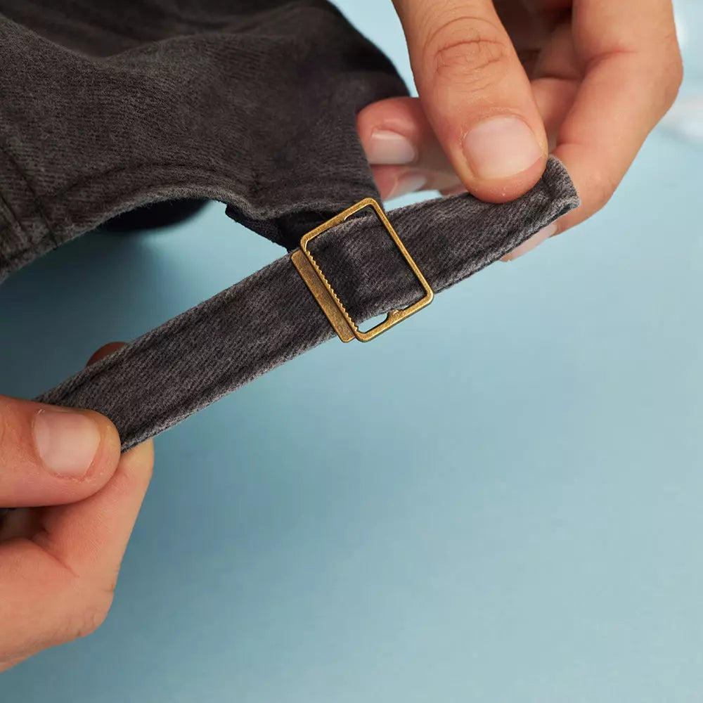 Dettagli del capellino Linea Daria con la scritta Santa Pazienza che è regolabile nella parte posteriore 