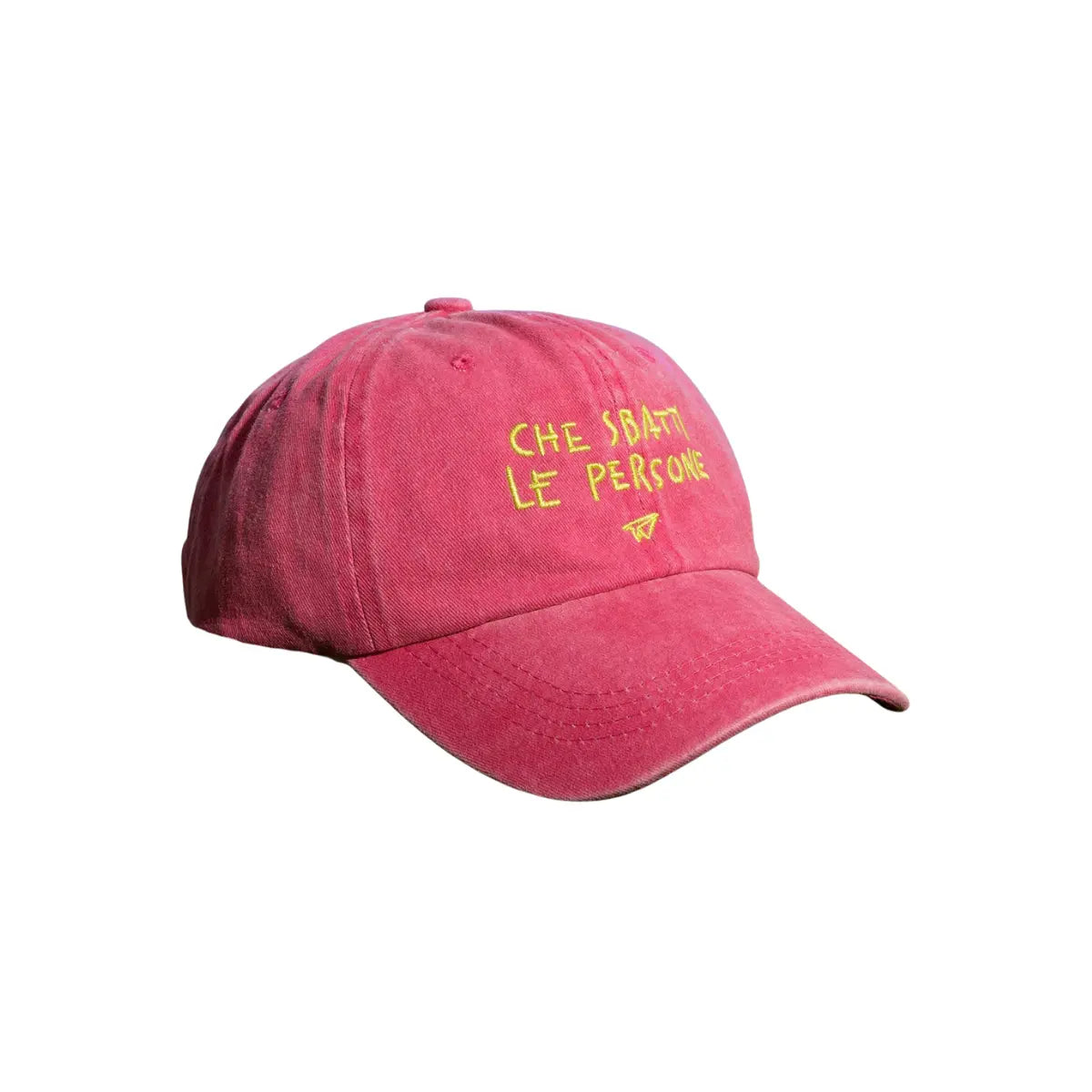 Cappellino fucsia di Linea Daria con la scritto "Che sbatti le persone" in verde acido 
