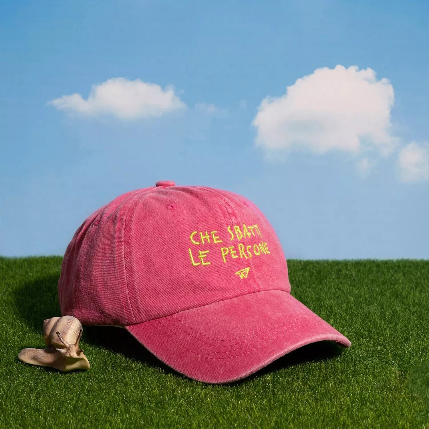 Cappellino fucsia di Linea Daria con la scritto "Che sbatti le persone" in verde acido 