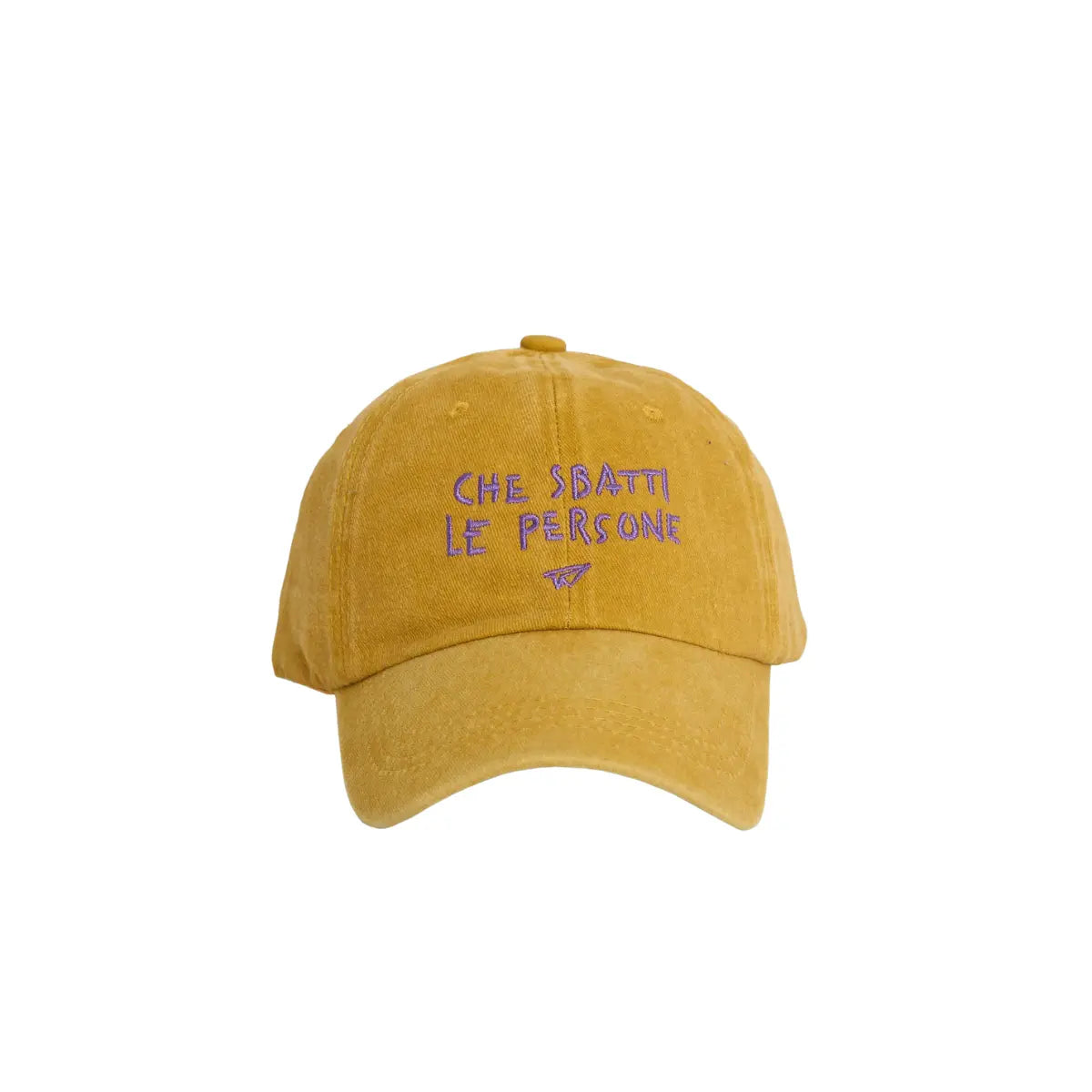 Cappellino senape di Linea Daria con la scritto "Che sbatti le persone" in viola