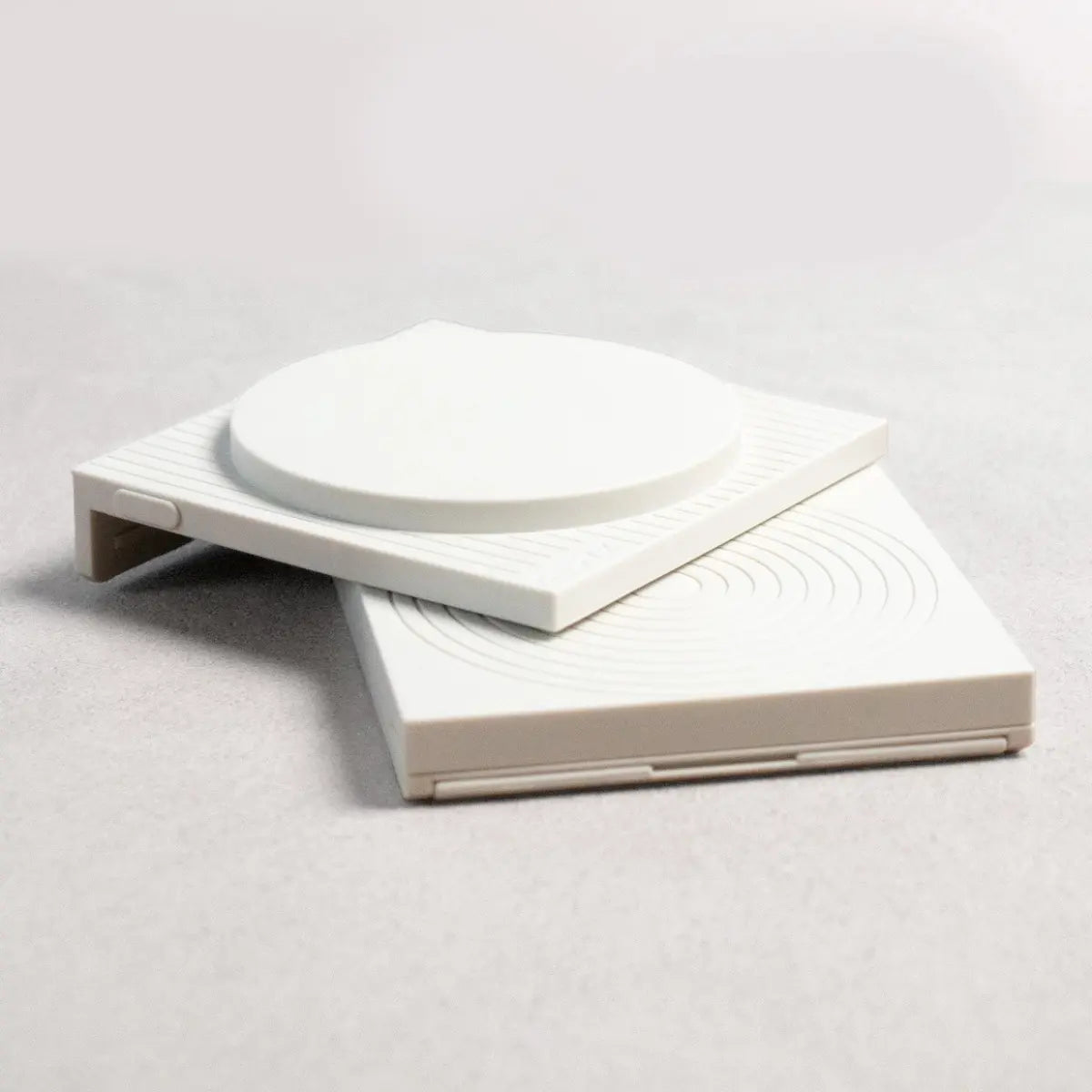 Caricatore portatile wireless 2 in 1 bianco per smartphone, auricolari e smartwatch  con due basi di carica