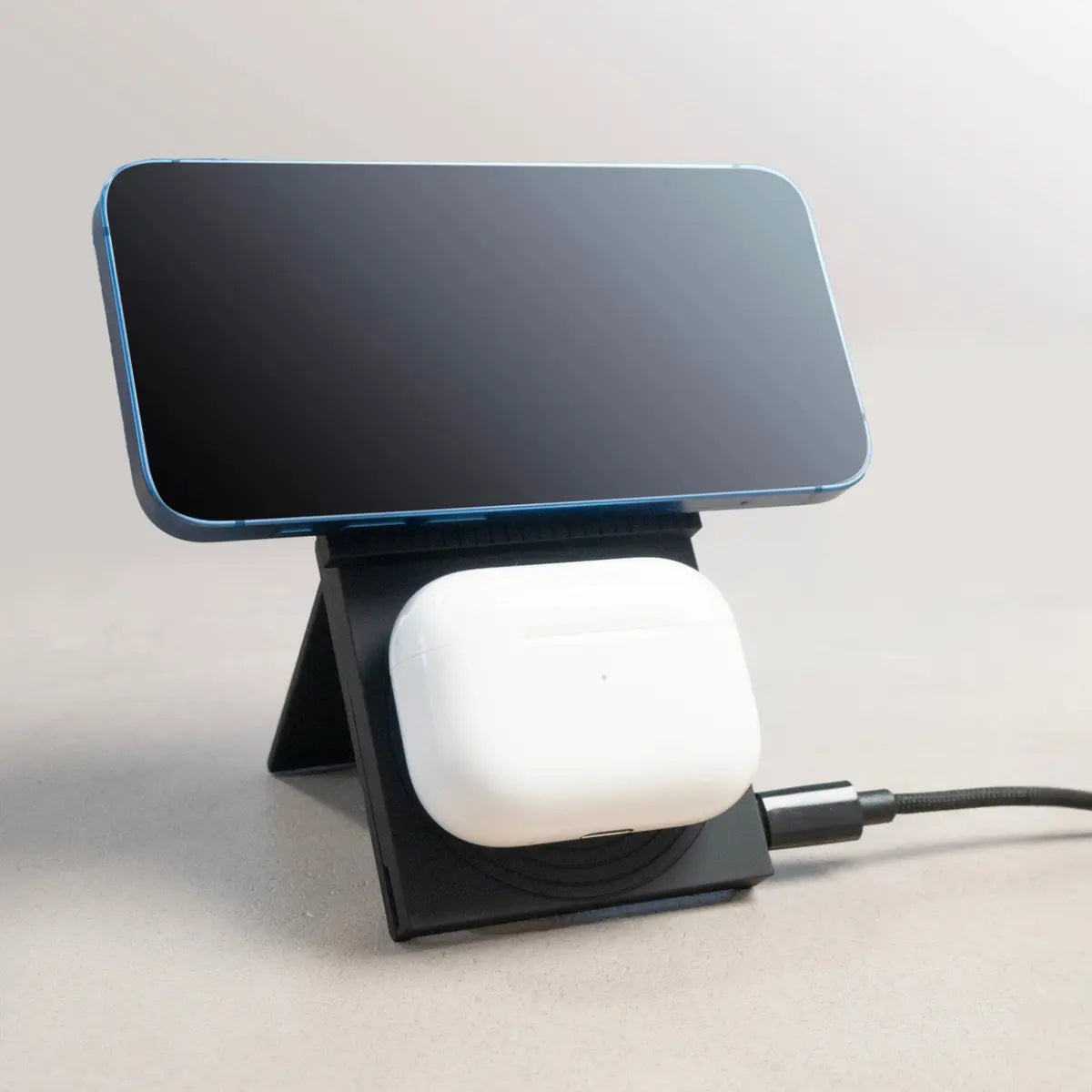Caricatore portatile wireless 2 in 1 arancione per smartphone, auricolari e smartwatch  con due basi di carica