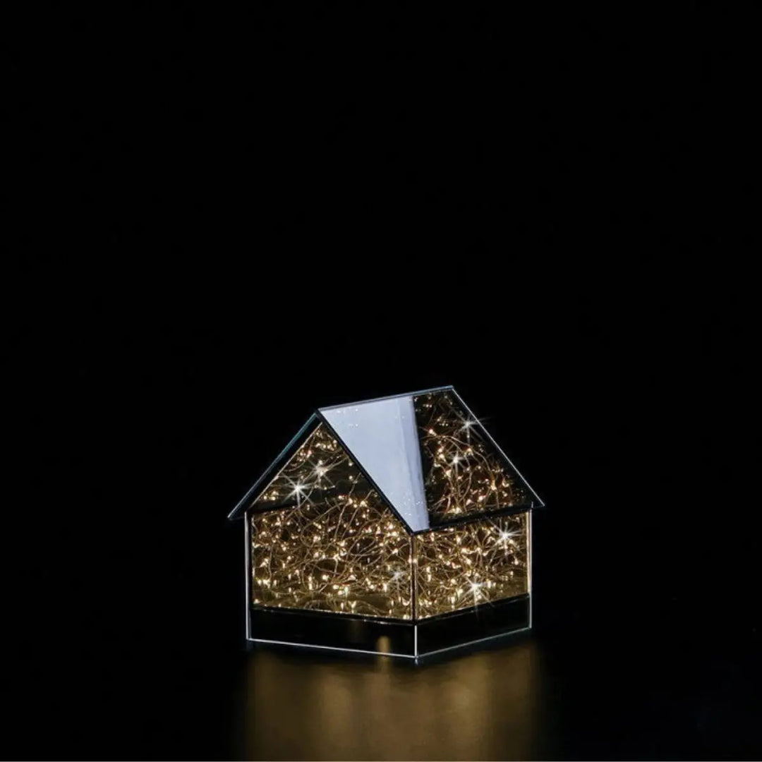 Teca a forma di casetta vetro con luci led su sfondo nero