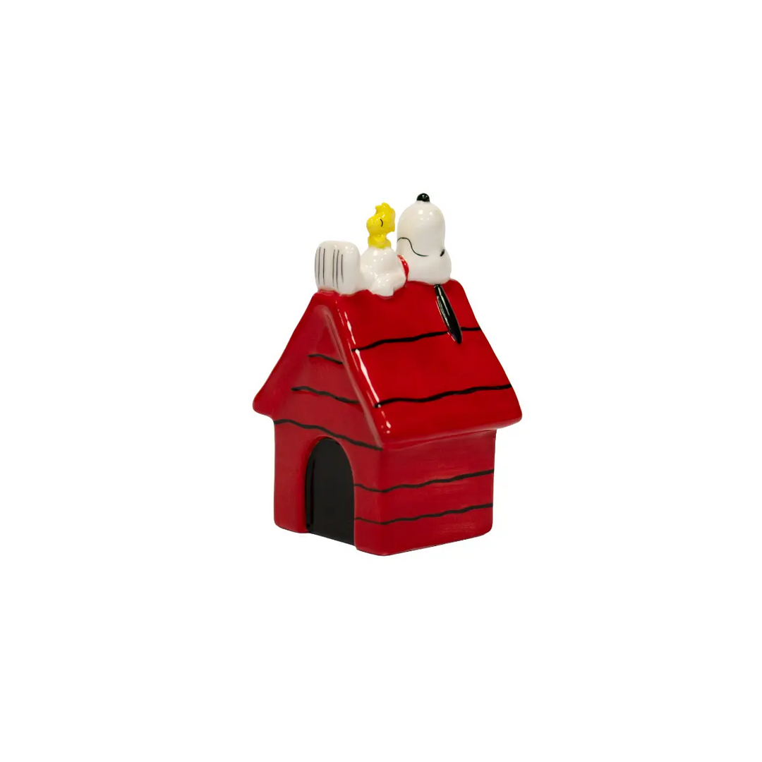 Casetta rossa a righe nere con Snoopy sdraiato sul tetto e Woodstock