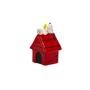 Casetta rossa a righe nere con Snoopy sdraiato sul tetto e Woodstock