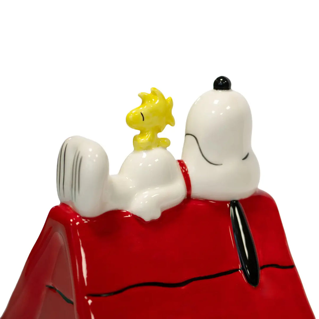 Dettaglio casetta con Snoopy sdraiato sul tetto e Woodstock