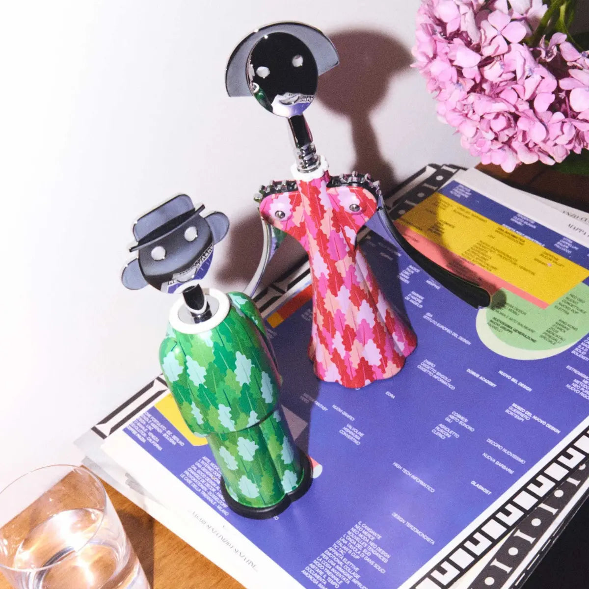 Cavatappi a forma di omino con abito verde pattern foglie e testa cromata ambiente