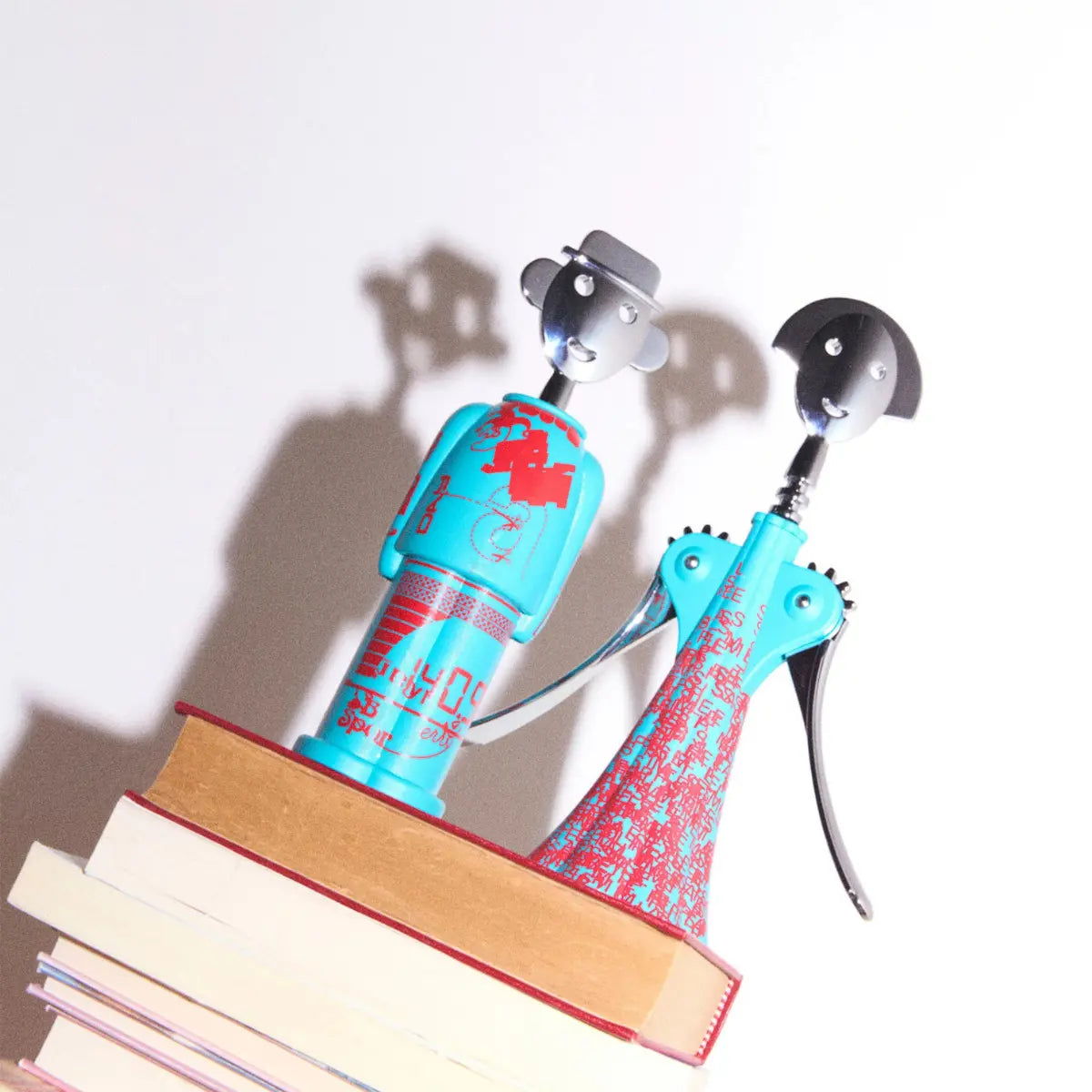 Coppia cavatappi a forma di omino con abito azzurro e dettagli rossi e testa cromata
