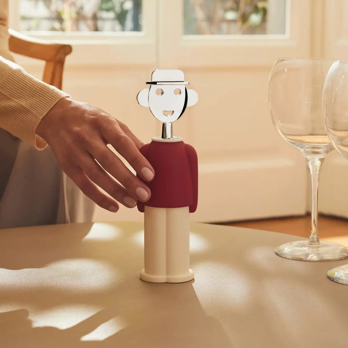 Cavatappi a forma di omino vestito di rosso e bianco con testa cromata ambiente