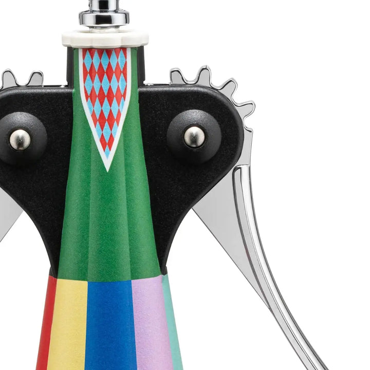 Dettaglio del cavatappi a forma di donna, edizione speciale con abito multicolore a scacchi
