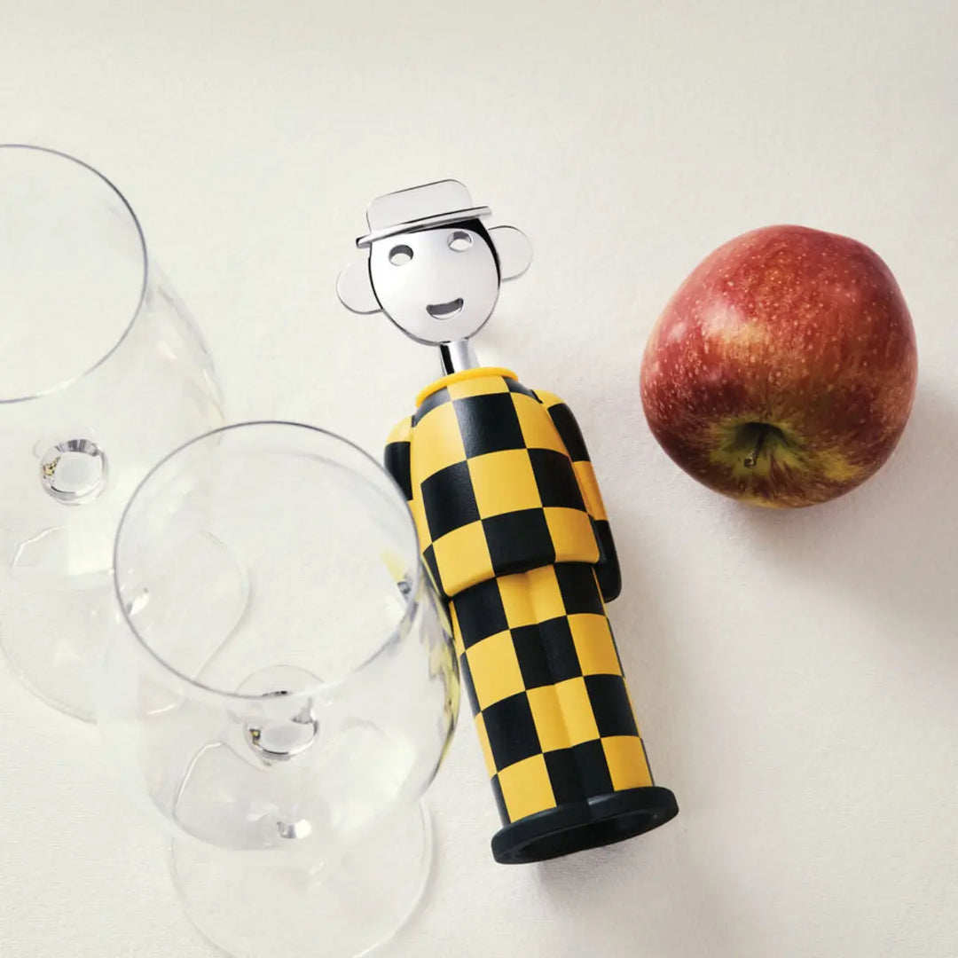 Cavatappi Alessandro M di Alessi a quadretti gialli e neri  su una tavola