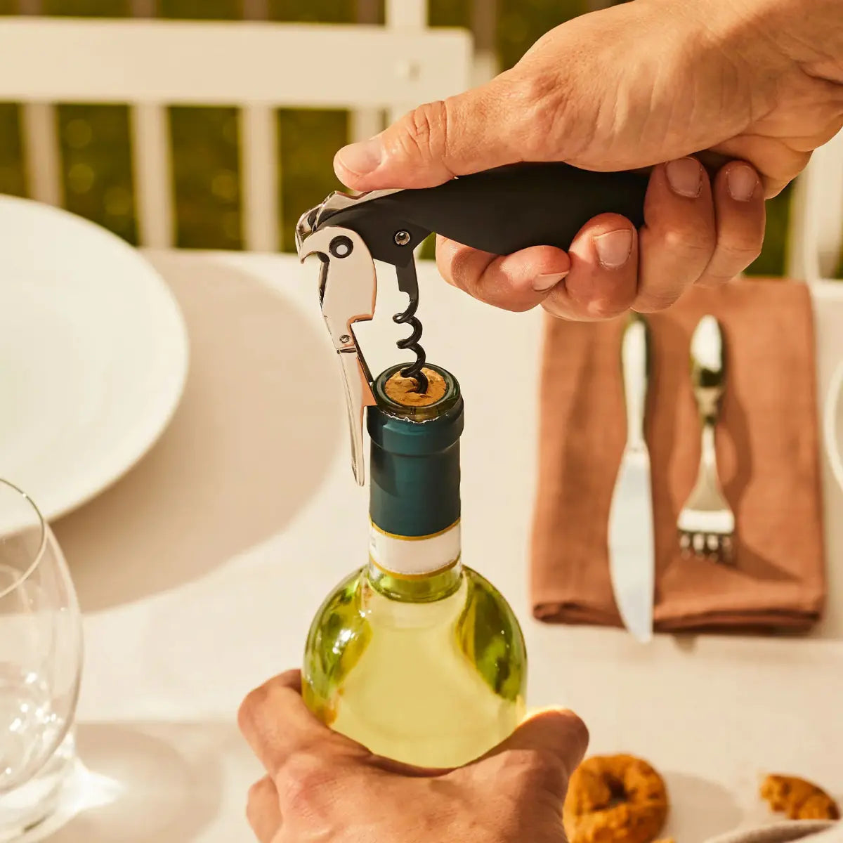 Cavatappi Parrot a forma di pappagallo in utilizzo per l'apertura di una bottiglia