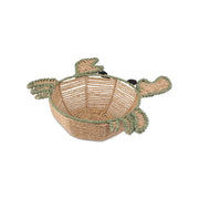 Cesto decorativo a forma di granchio realizzato in carta intrecciata. Dettagli verde salvia. Sfondo bianco 