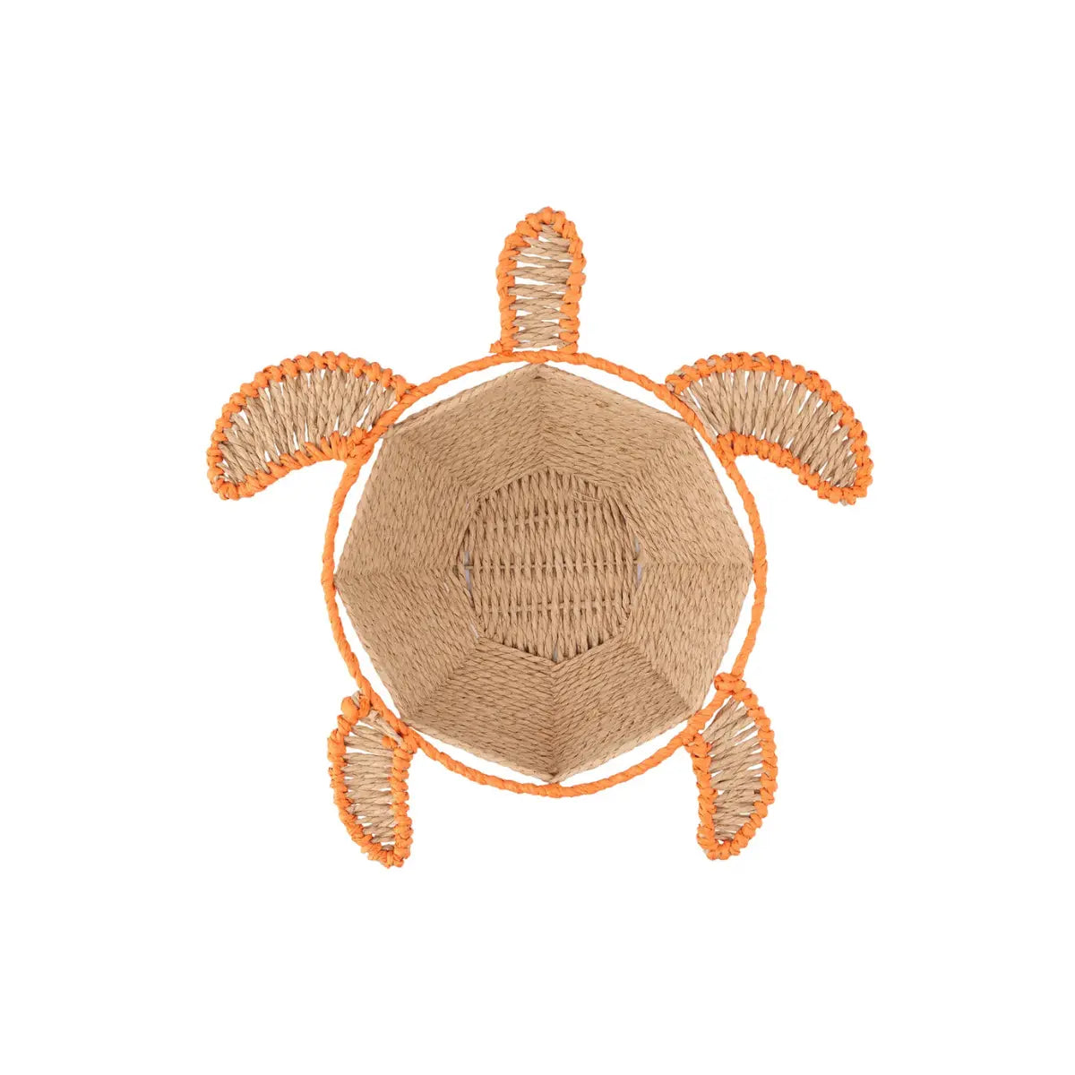 Cesto a forma di tartaruga realizzato in carta intrecciata. Dettagli e bordo in arancione. Sfondo bianco 