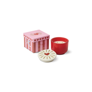 Candela profumata in vasetto rosso con coperchio decorato e scatola coordinata con simbolo Cuore simbolo iconico dell'amore.