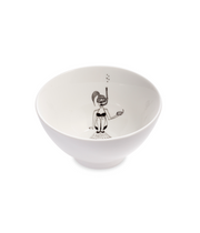 Ciotola bianca con disegno linee nere, ragazza che fa snorkeling. Immagine su sfondo bianco.